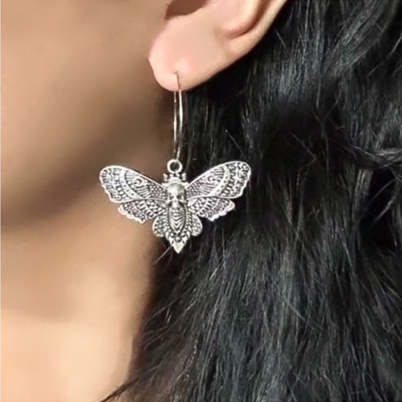 Silver Death Head Moth Hoop Earrings Silvertone Gothic Punk - Picture 3 of 3